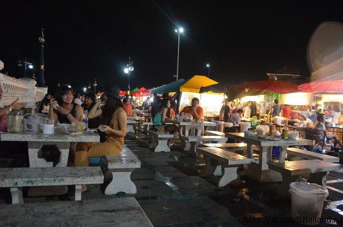 Общие столики на рынке в Банг Сен