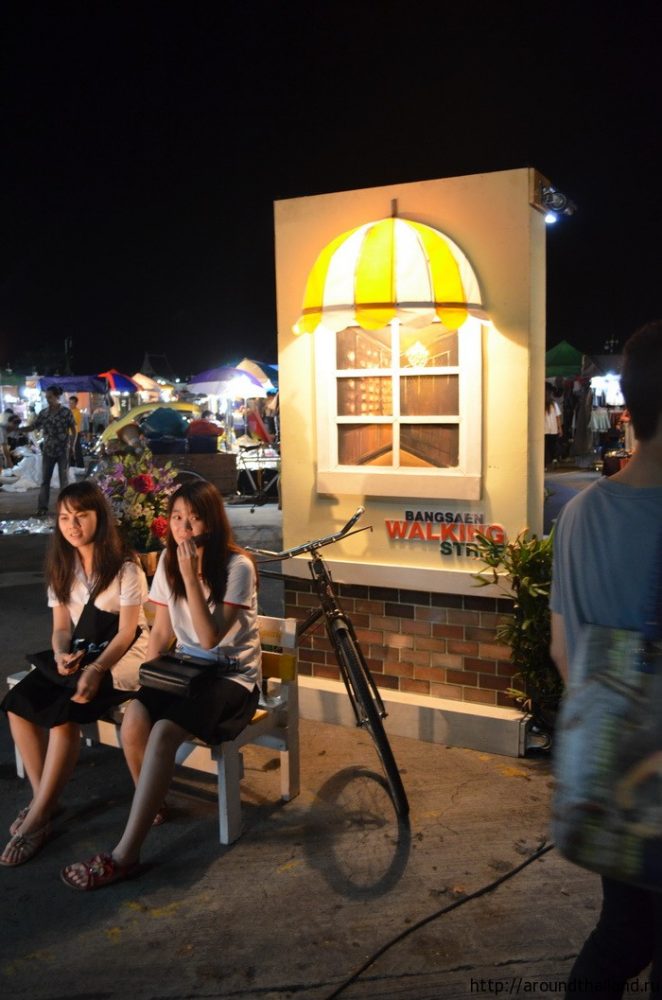 Девочки-студентки под окошком вечерком