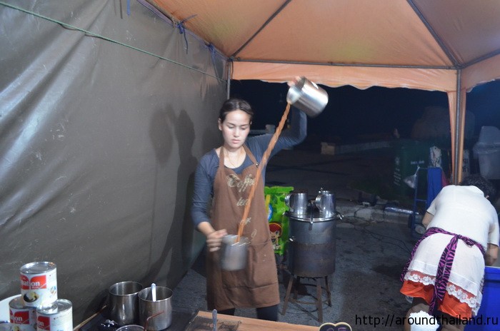 Виртуозная Тайка готовит тайский чай