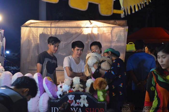 Местные ребята выбирают игрушку