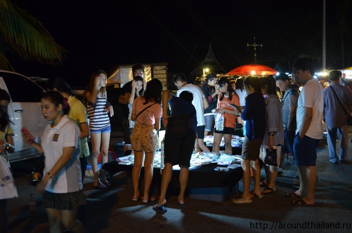 Ребята выбирают чехлы для iPhone 