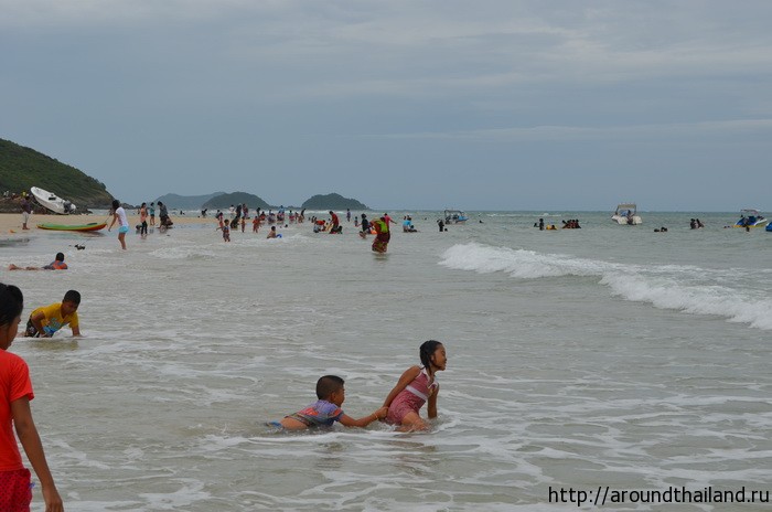 Тайские дети в море