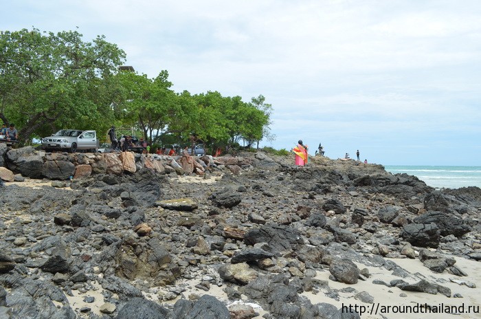 Камни разделяющие две части пляжа