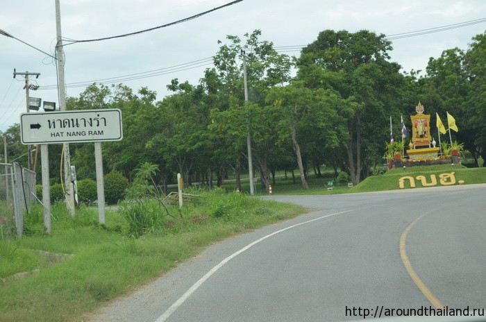 Знак указывает в каком направлении пляж