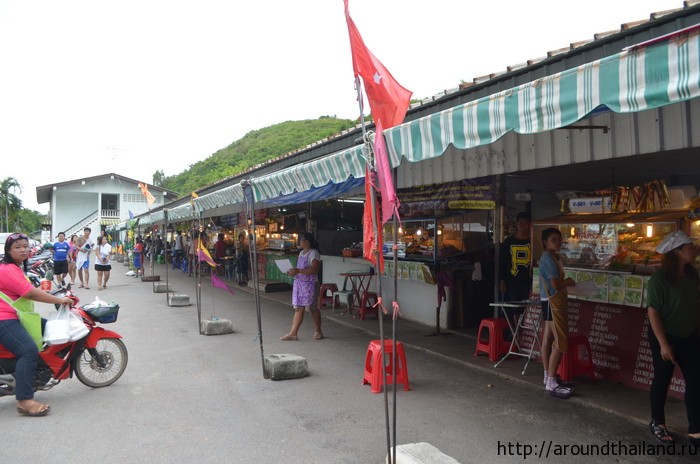 Палатки продают морепродукты и всякую другую еду