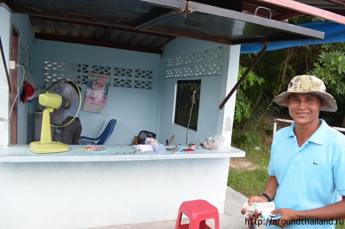 Постовой собирает плату за въезд на территорию пляжа