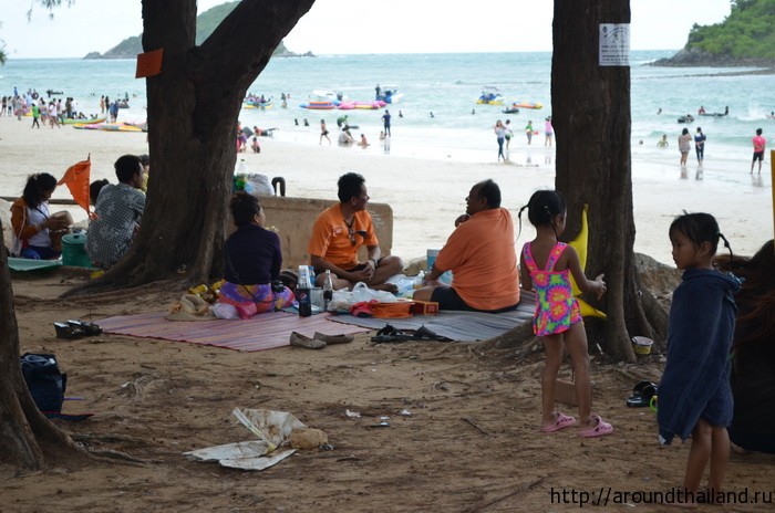 А вот и два флага один желтый, другой оранжевый