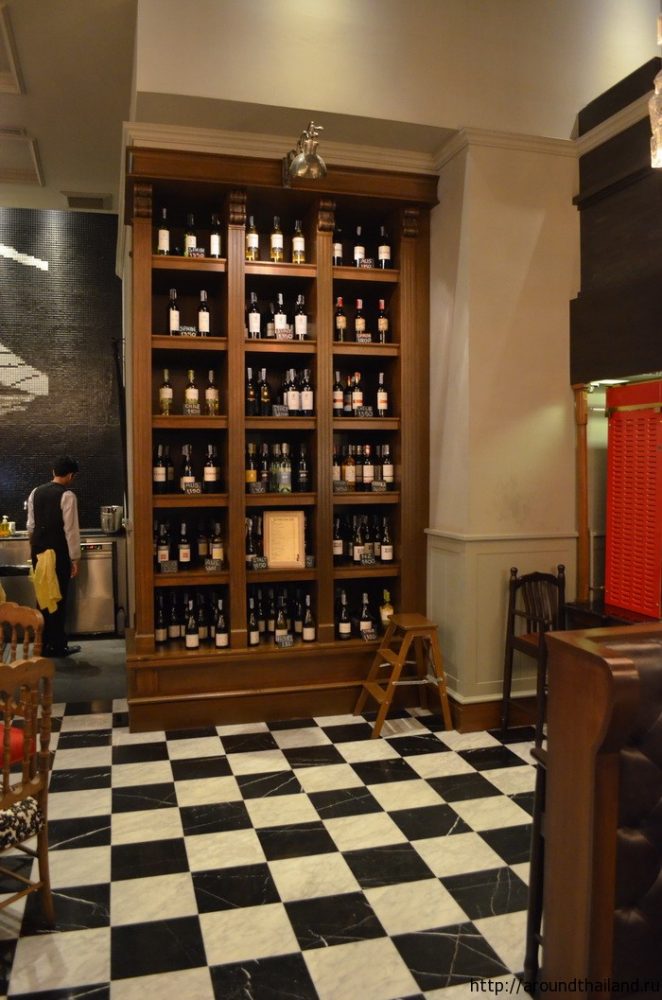 Винная полка в La Ferme