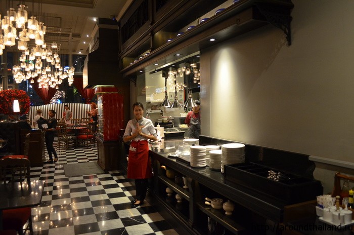 Официантка и кухня позади ее