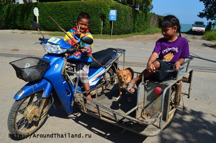 Мальчик, девочка и собачка в Пранбури
