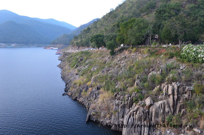 Дамба Пумипон (Bhumibol Dam) – одна из самых больших в Азии Дамба Пумипон (Bhumibol Dam) – одна из самых больших в Азии