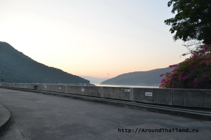 Дамба Пумипон (Bhumibol Dam) – одна из самых больших в Азии Дамба Пумипон (Bhumibol Dam) – одна из самых больших в Азии