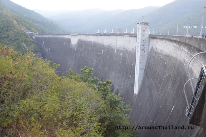 Дамба Пумипон (Bhumibol Dam) – одна из самых больших в Азии Дамба Пумипон (Bhumibol Dam) – одна из самых больших в Азии