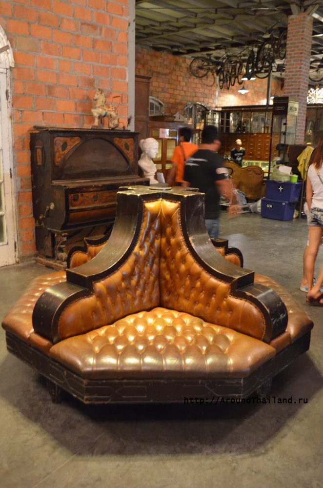 Кожаная старая лавочка