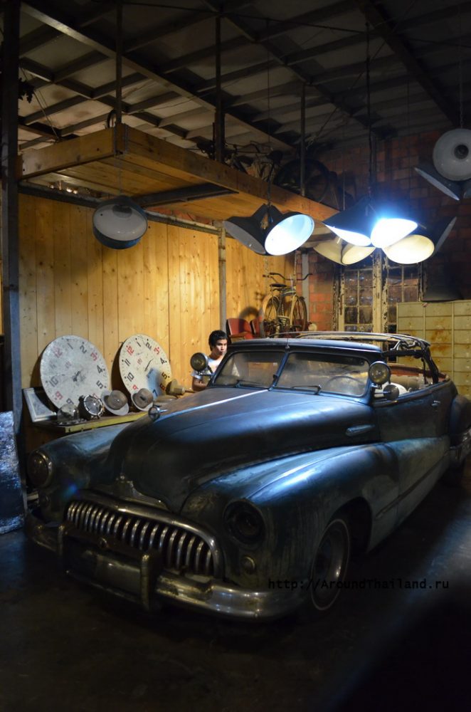 Старое авто в старом гараже