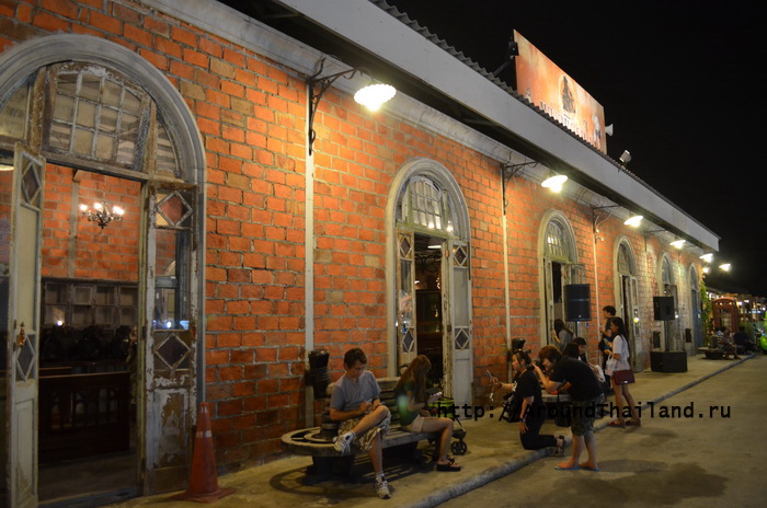 Ночной рынок в Бангкоке «Поезд»