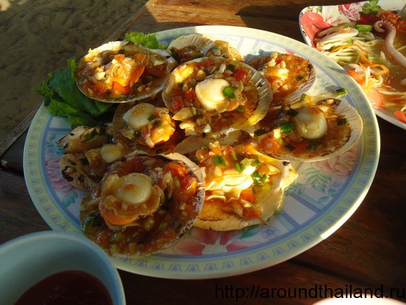 Устрицы с чесночком, перчиком, помидорками и маслом