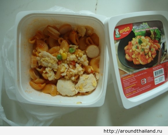 Макароны с сосиской и курицей в 7-eleven