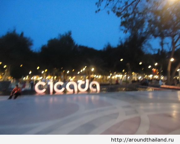 Ночной рынок Cicada в Хуа Хине или рынок выходного дня  в Хуахине