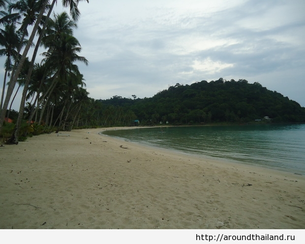 Пляж напротив отеля Siam Beach Resort