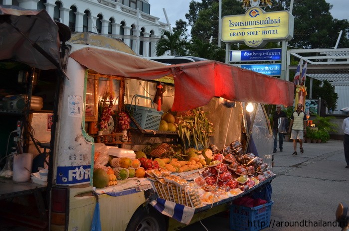 Уличные палатки, продают фрукты