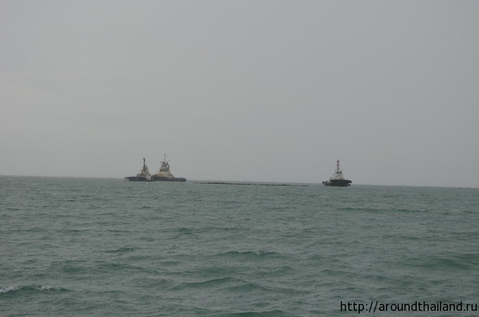 Корабли работают над очисткой нефтяного пятна в море Аотай, Районг