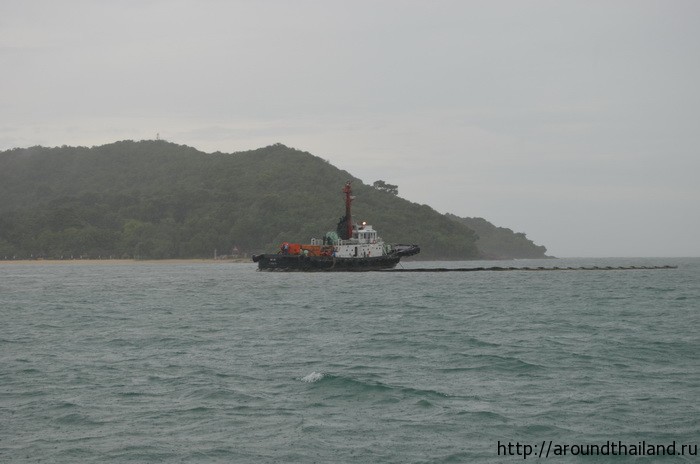 Еще один корабль работает над очисткой моря в близи отсрова Самед